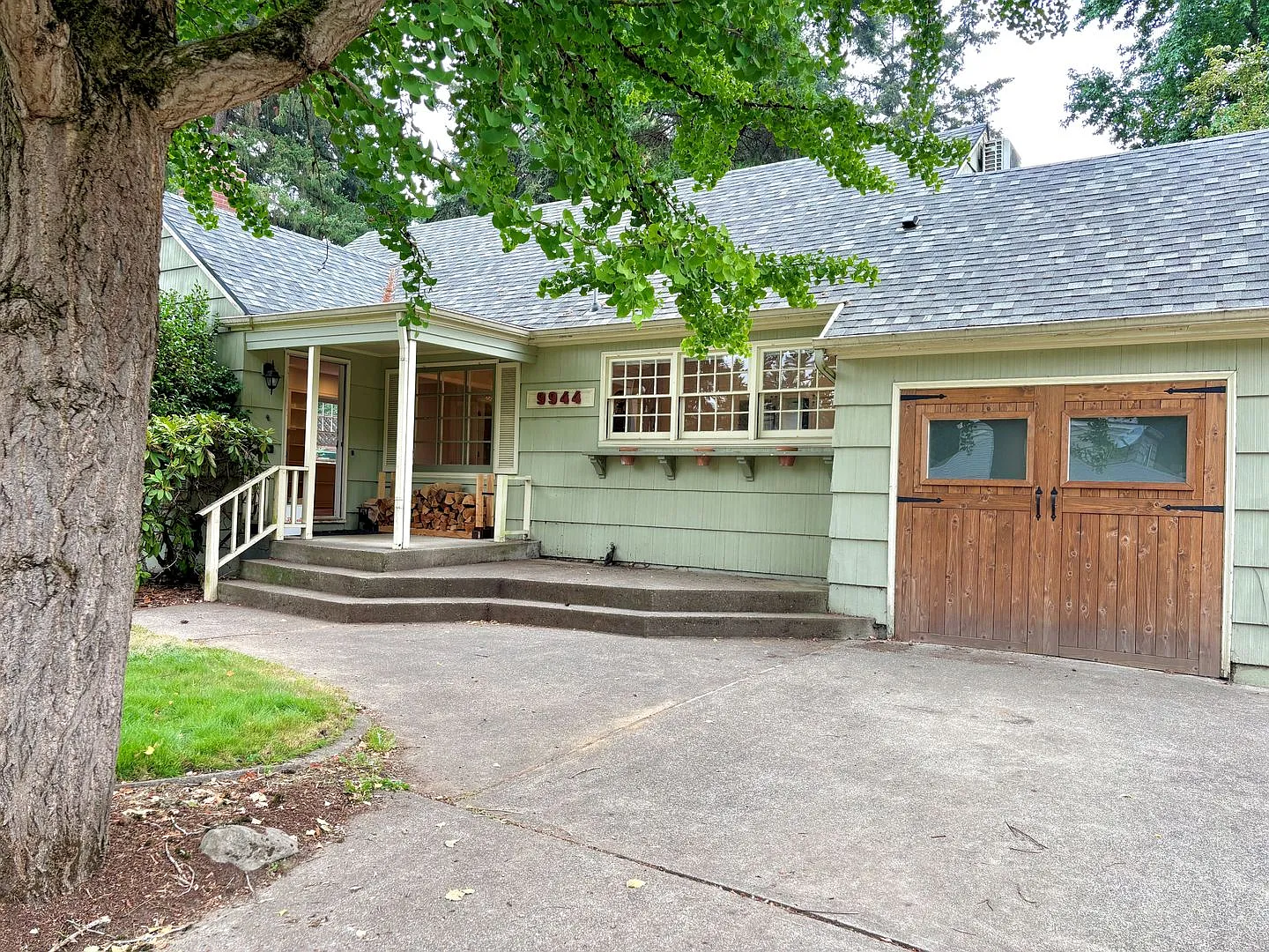 Maywood Park Bungalow with Finished Basement and Fully Fenced Yard — Photo 2