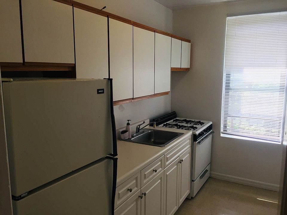 1st image of 155 E 52nd St #2