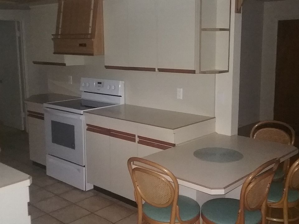 Kitchen w/new stove