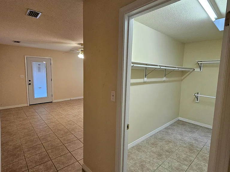 9425 Victoria Ln — Photo 17