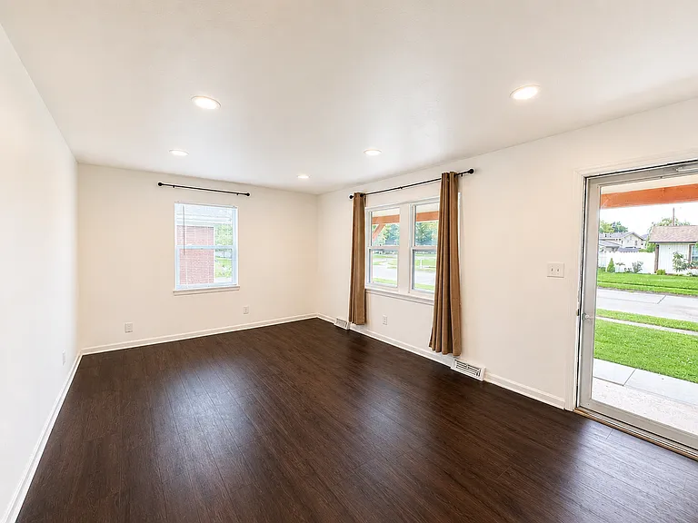 1002 Irving Dr — Photo 4