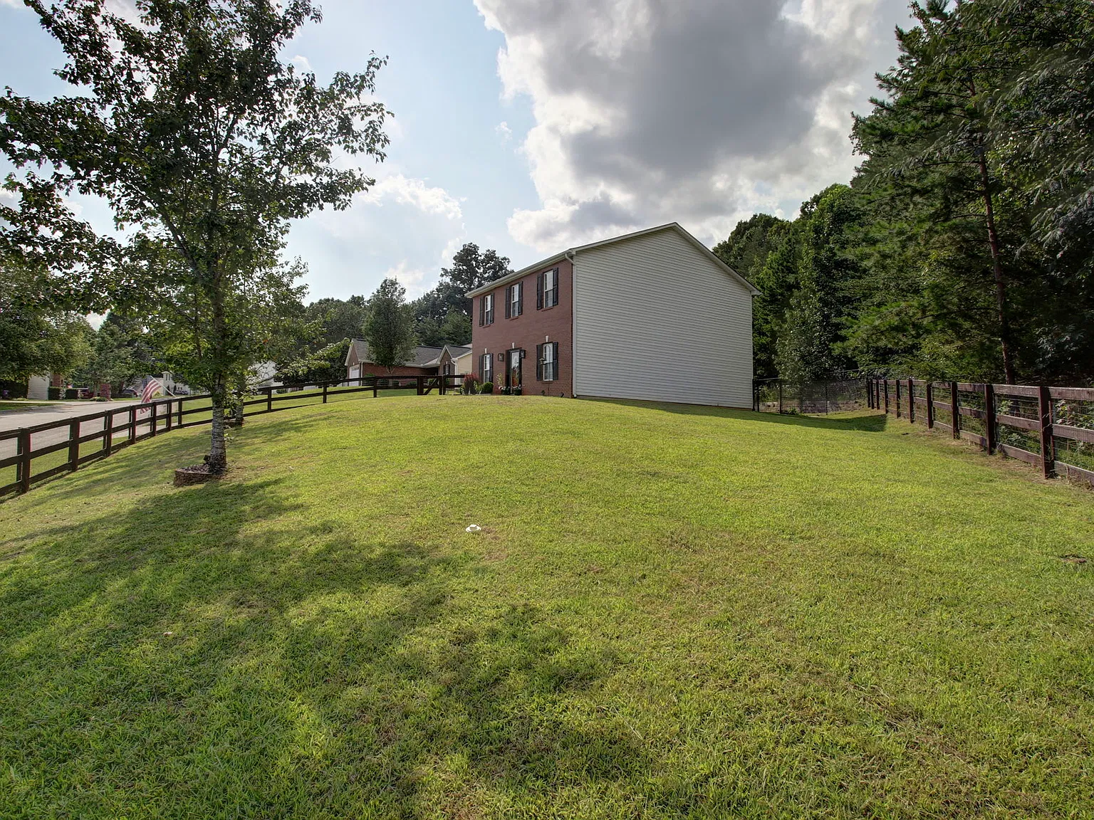 3 bed, 2.5 bath, 2048 sqft, $2,550 — Photo 2