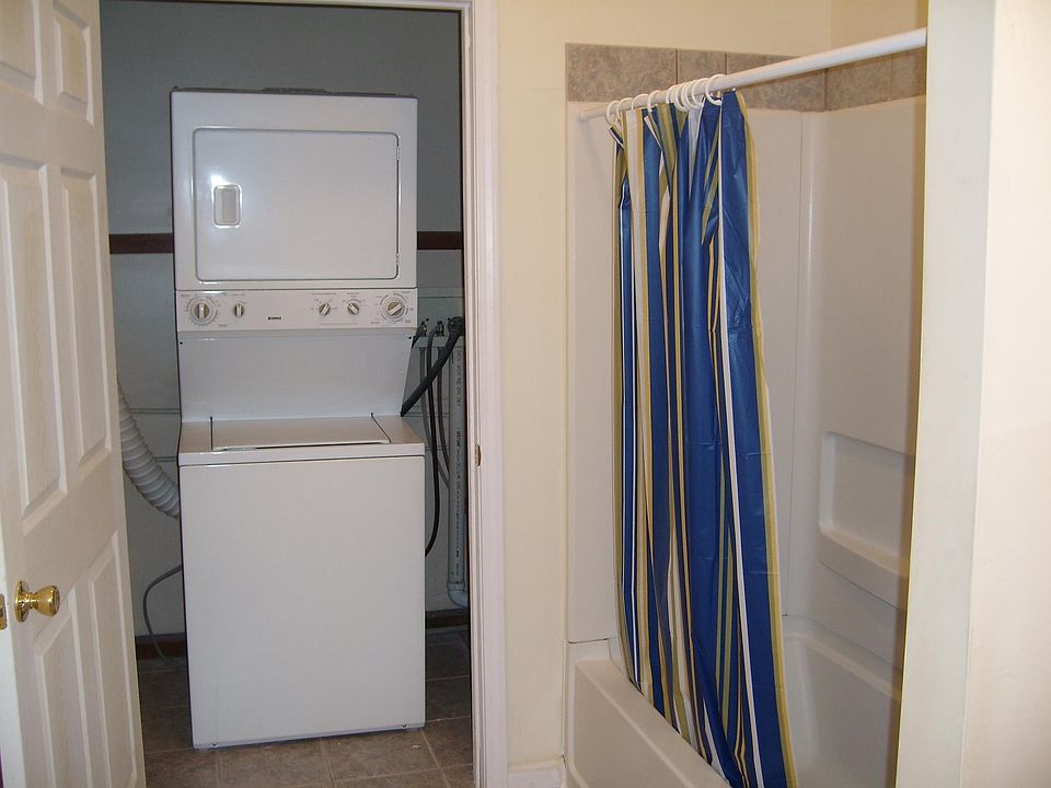 2nd image of 127 1/2 W 7th St APT 3