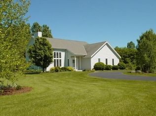 2320 Meadowridge Ct, Cedarburg, WI 53012