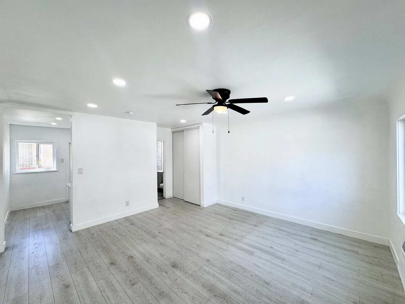 Studio, 400 sqft, $1,695 — Photo 3