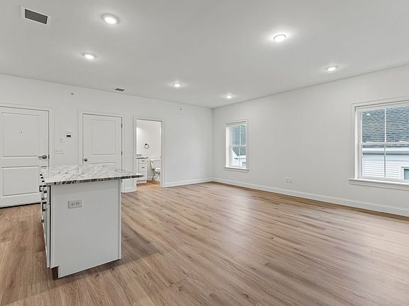 5th image of 386 Saint John St #9