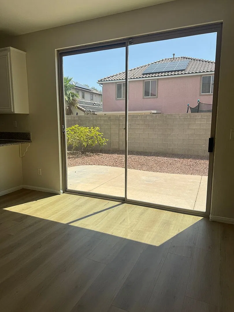 3 bedroom + Den! Ready for immediate move in. - — Photo 3