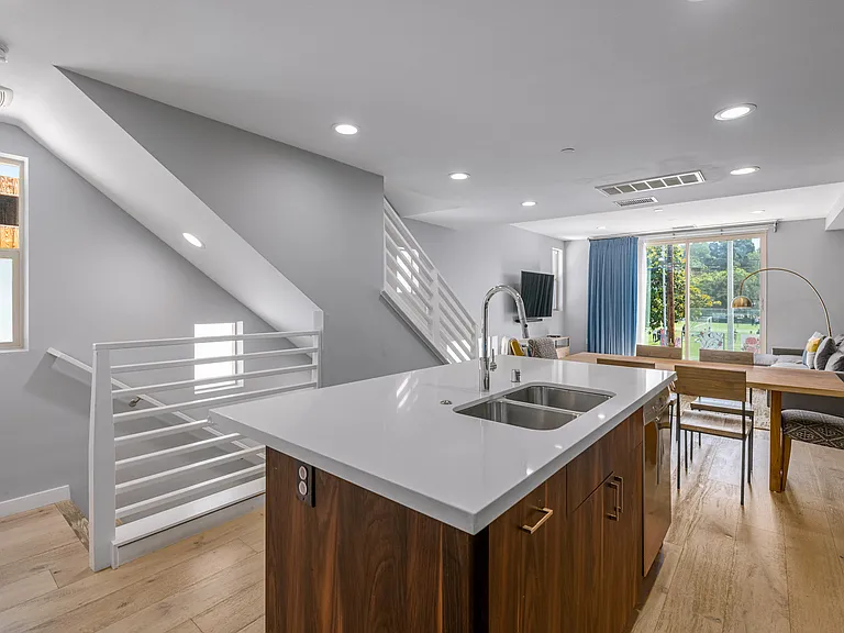 1407 Bates Ave — Photo 5