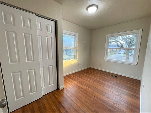 4th image of 1141 Victoria Ave