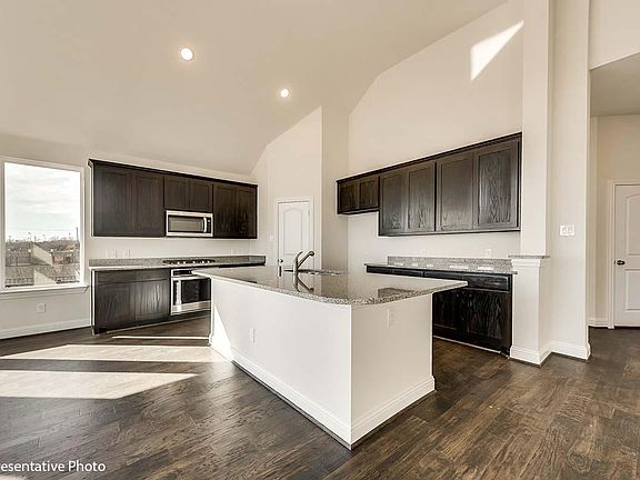 4th image of 366 Gleneagles Dr