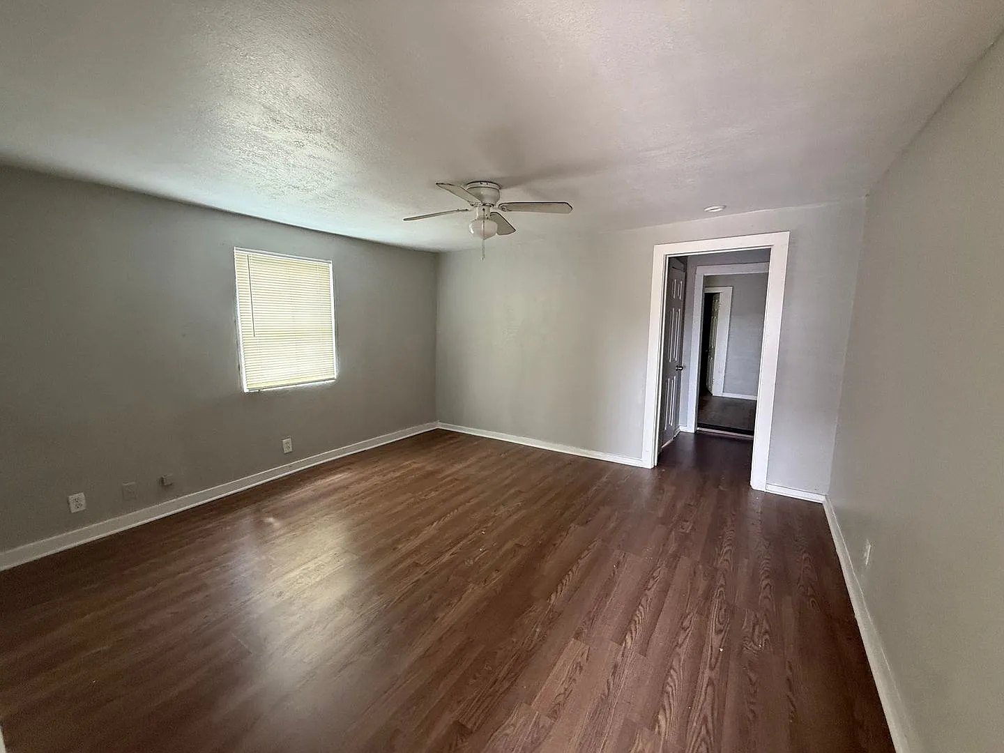 1 bed, 1.0 bath, 732 sqft, $899 — Photo 2