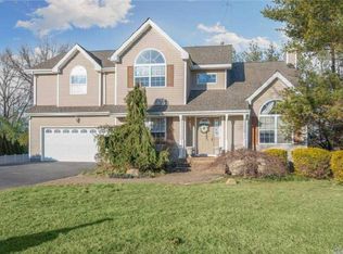 8 Munsee Way, Commack, NY 11725