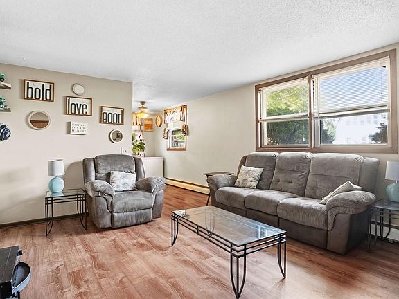5th image of 901 4th St NE