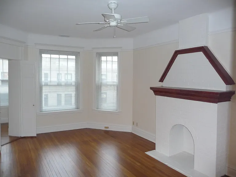 914 W Belle Plaine Ave — Photo 4