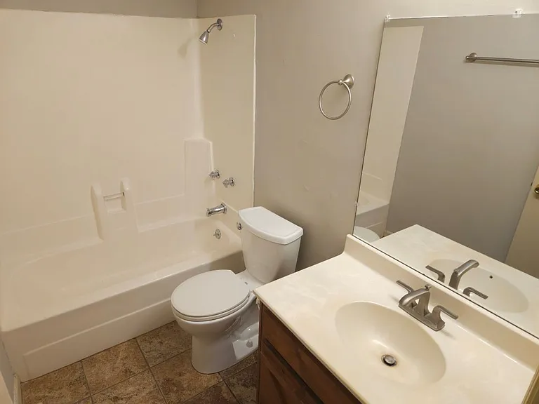 340 Creekwood Ct #B — Photo 9