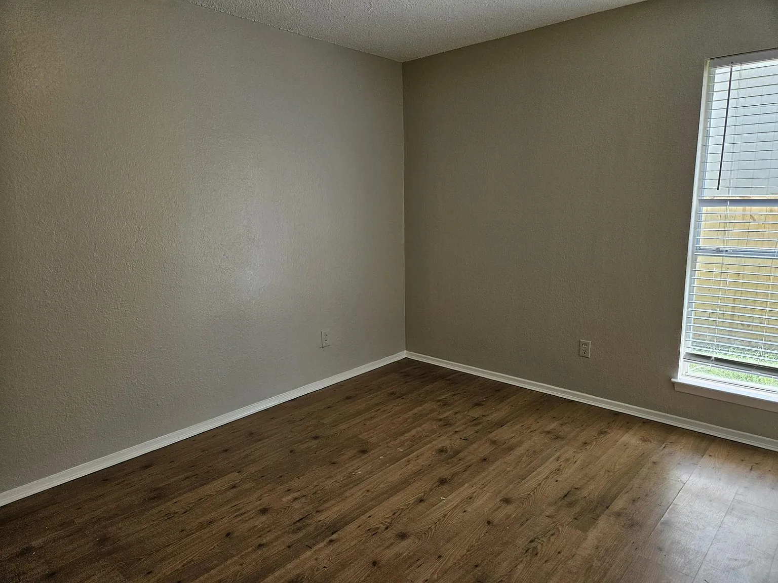 2 bed, 2.0 bath, 889 sqft, $1,350 — Photo 4