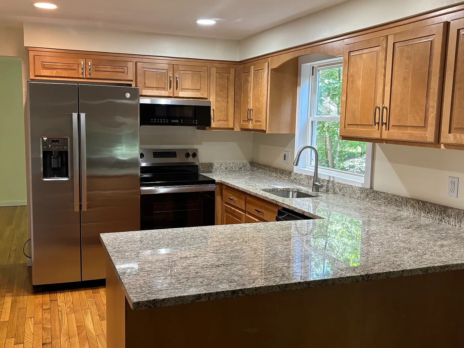 5 bed, 2.5 bath, 2472 sqft, $3,400 — Photo 4