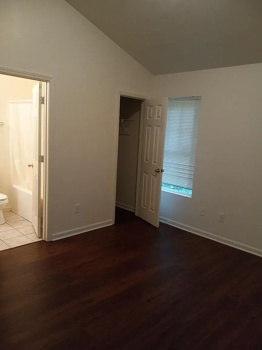 3 bed, 2.5 bath, 2930 sqft, $1,650 — Photo 2