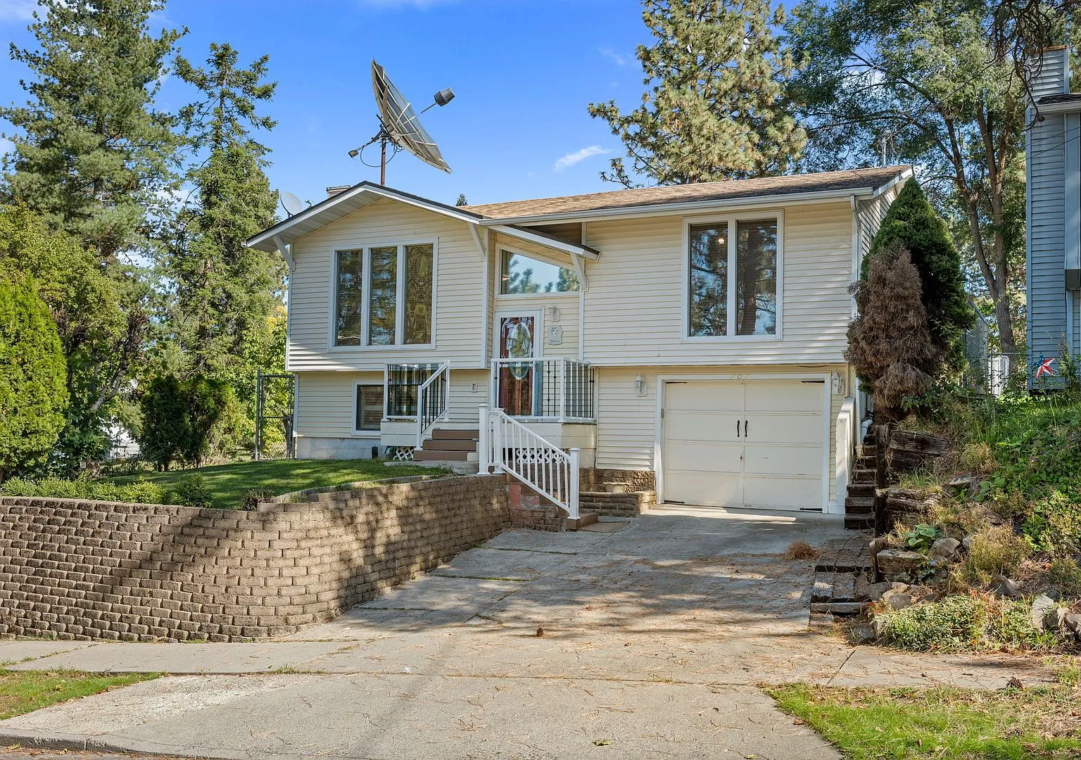 Spacious 4BR Split-Level in Spokane - Hardwoods, Granite Kitchen & Family Room — Photo 1