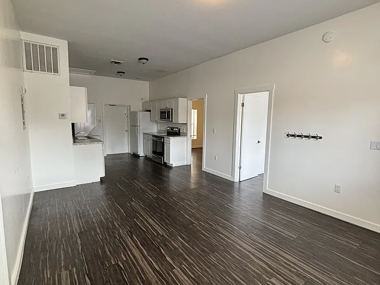 486 Whittier St — Photo 5