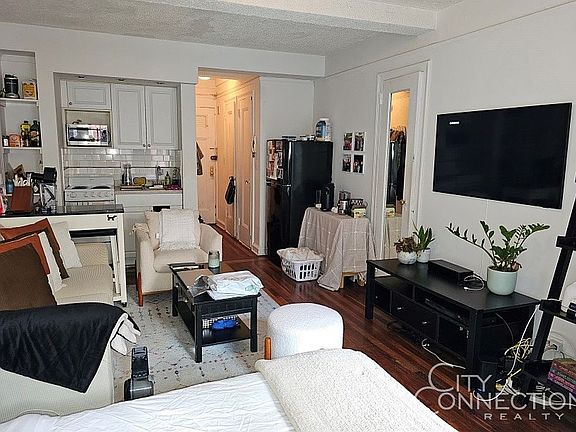 5th image of 320 E 42nd St APT 713