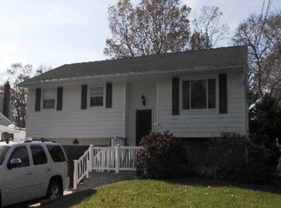 30 Lawrence Ave, Holbrook, NY 11741