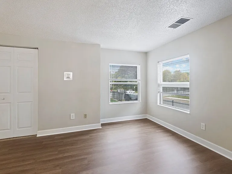 Balsam Avenue Apartments - The Courts — Photo 9