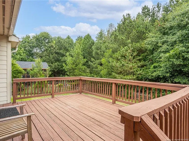 402 Roundtree Dr — Photo 3