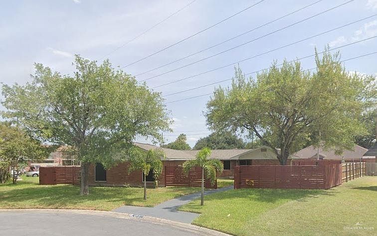 2nd image of 4712 N Broadway Cir