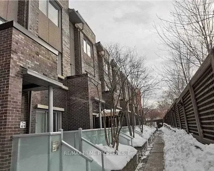315 Village Green Sq #Townhouse 69 — Photo 2