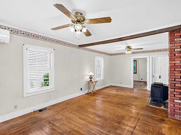 3rd image of 121 Poplar St