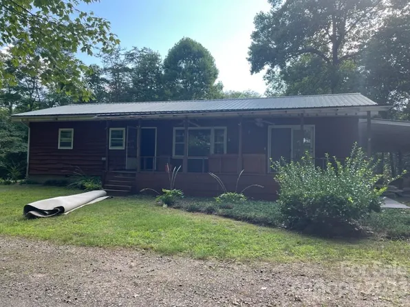 80 Blossom Ln, Franklin, NC 28734
