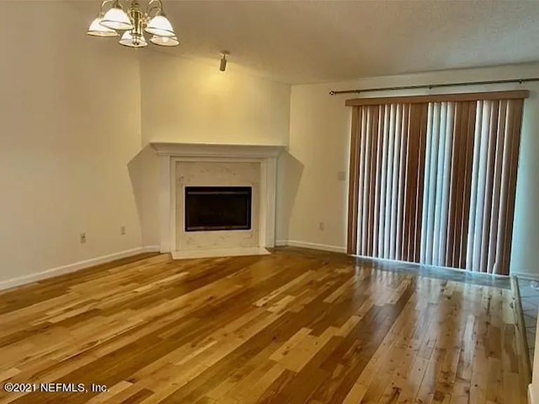 11046 Barbizon Cir W — Photo 4