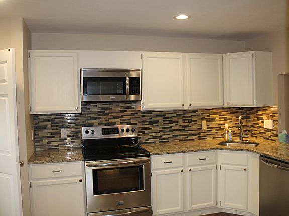 Full Size Eat in Kitchen with newer appliances.