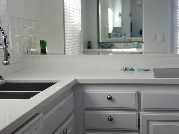3rd image of 512 Poinsettia Ave