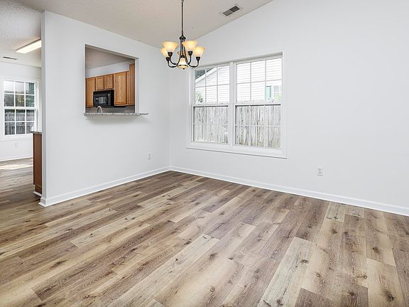 5th image of 165 Ashewood Commons Dr