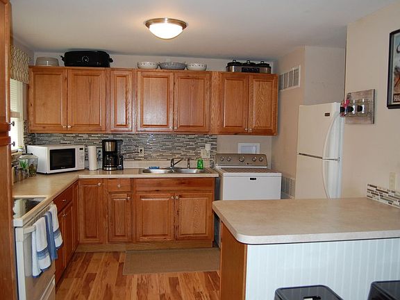 3rd image of 1587 Parkinson Dr