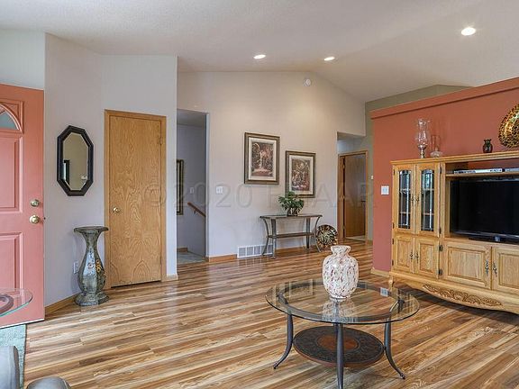 5th image of 823 Lakeridge Pl
