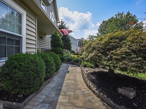 3rd image of 12 Tulip Dr