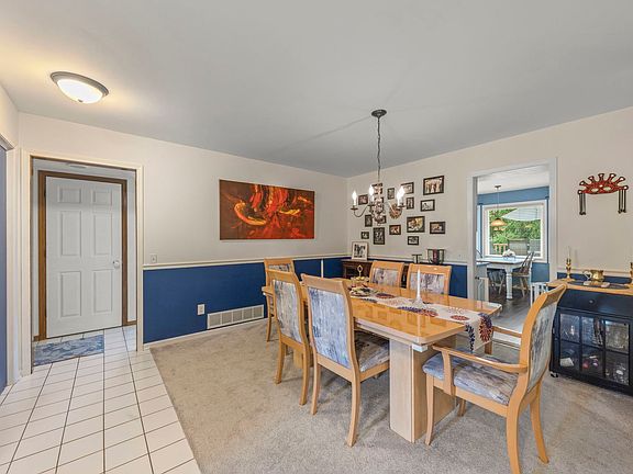 5th image of 1025 Fox Valley Dr