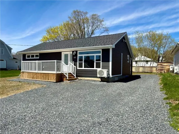 122 Saint John St, Woodstock, NB E7M 2V1