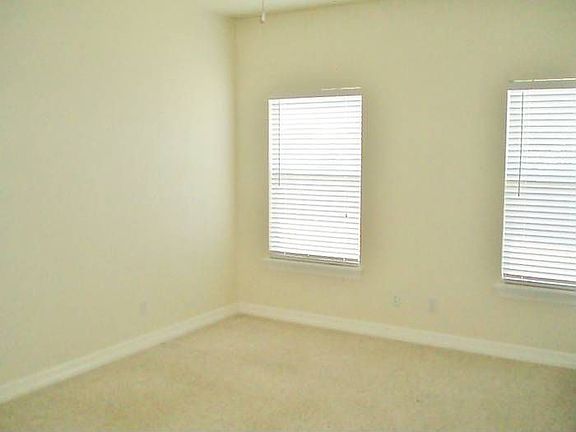 5th image of 159 W Bluebriar Dr
