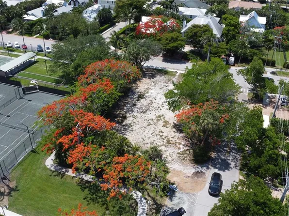 675 8TH AVE S, NAPLES, FL 34102