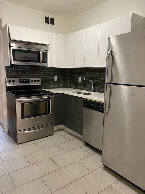 1st image of 1462 2nd Ave #3