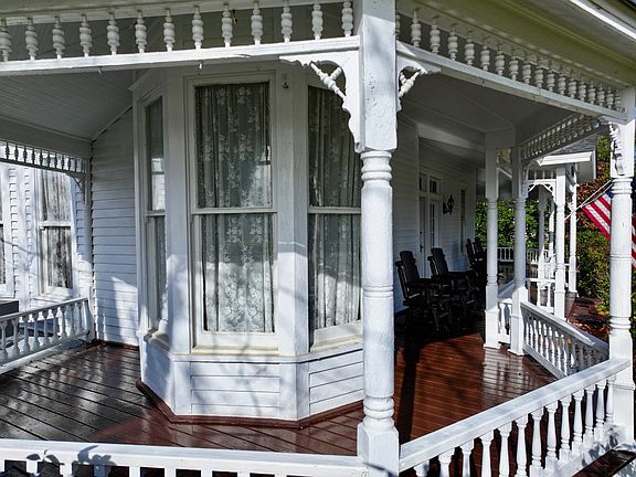 4th image of 301 College Ave