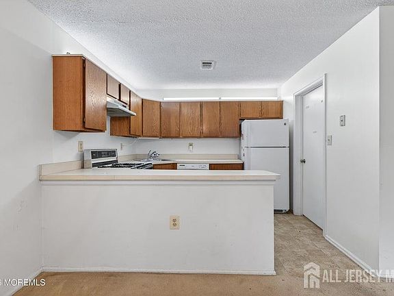 4th image of 318 Wycoff Way W