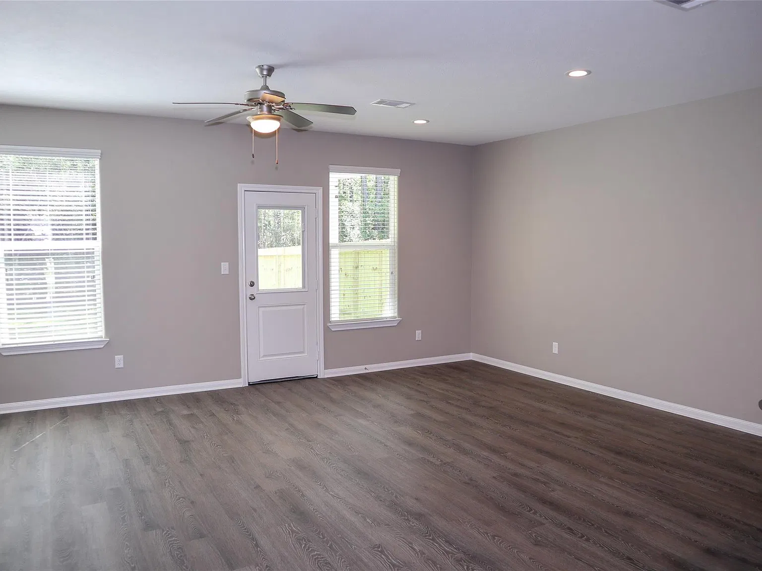 3 bed, 2.5 bath, 1488 sqft, $1,485 — Photo 3