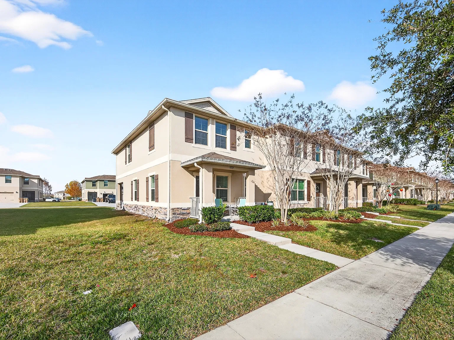3 bed, 2.5 bath, 1870 sqft, $2,099 — Photo 2