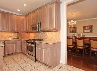 44 Powder Horn Dr, Suffern, NY 10901