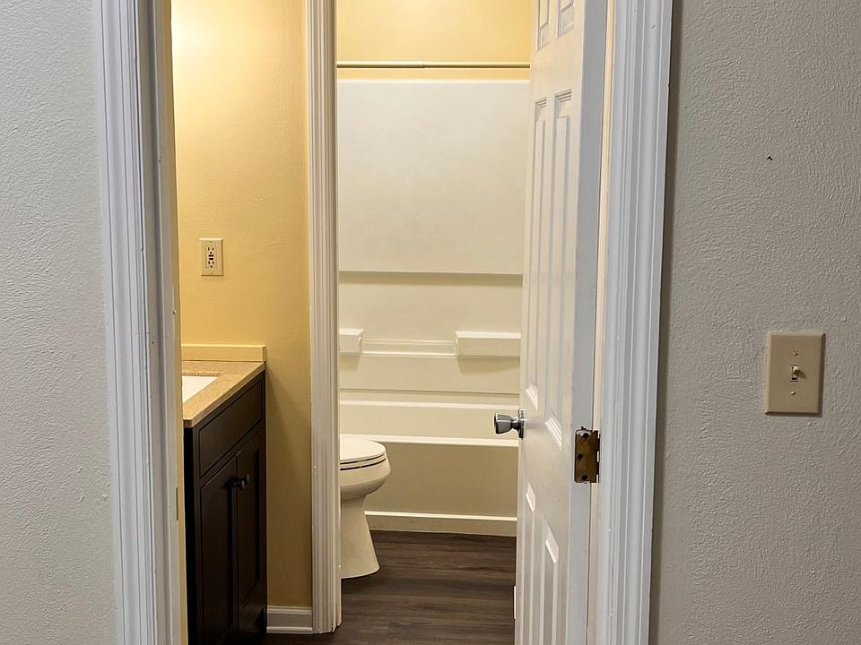 Full bathroom, 2nd floor